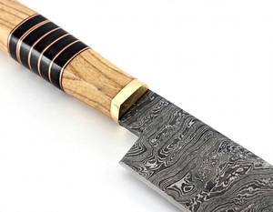 Herramienta de cocina de acero damasco con patrón retorcido hecho a mano, mango de madera de olivo y collar de latón. - Product Image 3