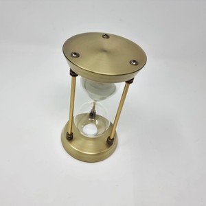 Sablier traditionnel artisanal en laiton avec bulbe en verre et cadre métallique pour un chronométrage précis - Product Image 4