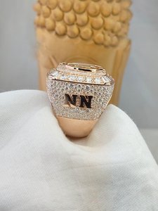 Anillo de Plata de Ley 925 con Inicial Personalizada, Anillo de Compromiso Hip Hop con Diamante VVS y Baño de Rodio, Regalo para Hombre - Product Image 2