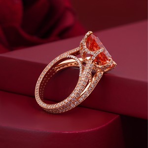 Bague de fiançailles en or rose 14 carats avec diamant de laboratoire taille poire rouge vif, clarté VS1, sertie à griffes et tige fendue pavée - Product Image 3
