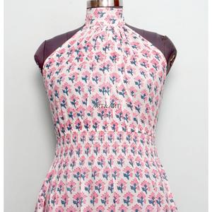 เดรสผ้าฝ้ายถักทรงเข้ารูปสำหรับผู้หญิง ระบายอากาศได้ดี เป็นมิตรต่อสิ่งแวดล้อม คอแบบผูก สายคล้องคอ ความยาวปานกลาง ลายดอกไม้ กระดุมด้านหลัง เปิดหลัง มีกระเป๋า ซักแห้งได้ เหมาะสำหรับใส่ไปชายหาด - Product Image 3