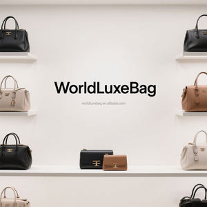 Sacs GWP de la boutique de beauté, sacs à main en peluche pour femmes, sacs fourre-tout mini classiques blancs en édition limitée de Noël - Product Image 6