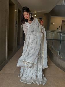 ชุดคุर्ติชาราร่าปักลายสีขาวพร้อมผ้าคลุมไหล่สำหรับผู้หญิง – ชุดแต่งงานดีไซเนอร์สไตล์ชาติพันธุ์พร้อมงานปักดิ้นทองและเลื่อม - Product Image 4