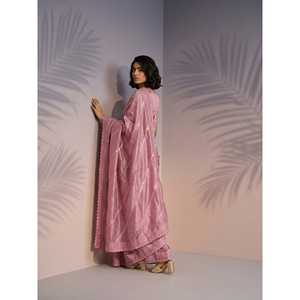 Sari de seda ligero y festivo color Frambuesa Pura con silueta tipo túnica, bordado Leheriya y borde de lentejuelas, y blusa. - Product Image 5