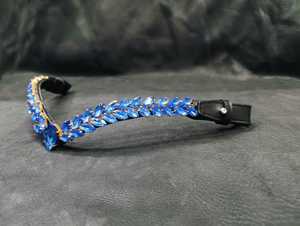 Élégante muserolle en cuir noir avec pierres bleues facettées et bordure dorée pour l'équitation western, modèle CB-96, provenant de l'Uttar Pradesh - Product Image 1
