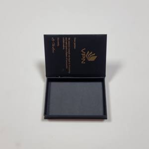 Boîte cadeau en papier fabriquée avec du papier de qualité, offrant un emballage élégant pour la présentation en magasin - Product Image 3