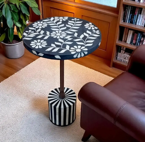 Mesa cilíndrica con incrustaciones de hueso, con finas rayas verticales grises y crema que se extienden continuamente de la parte superior a la parte inferior. - Product Image 5