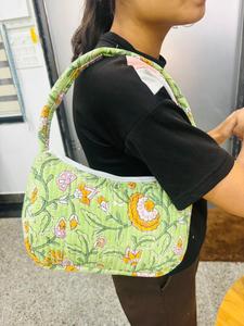 Sac à main matelassé en coton floral unique, sac fourre-tout réutilisable en tissu, sac à bandoulière doux et rembourré pour femme, sac à main personnalisé avec impression, idéal pour un cadeau - Product Image 2