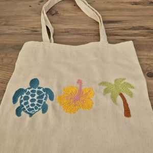 กระเป๋าผ้าแคนวาสลายเต่า ฮิบิสคัส ต้นปาล์ม ลายปักด้วยเข็มเจาะ สำหรับใส่ของไปเที่ยวทะเล สะพายไหล่ ใช้ซ้ำได้ ของที่ระลึกสำหรับการเดินทาง - Product Image 1