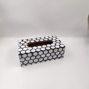 Caja de pañuelos moderna con patrón hexagonal, diseño de incrustaciones en blanco y negro, decoración rectangular para el hogar, almacenamiento práctico - Product Image 3