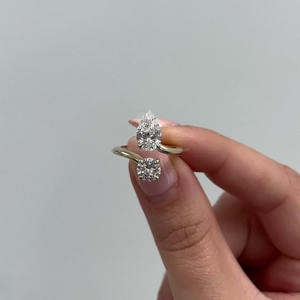 Bague de fiançailles et d'anniversaire en moissanite Toi et Moi, style bypass, design ouvert, or bicolore 18 carats, coupe poire - Product Image 2