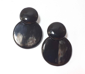 Boucles d'oreilles en corne de buffle imperméables, faites à la main, de qualité supérieure, de ZEHRA INDUSTRIES, cadeau d'affaires disponible à prix de gros en Inde - Product Image 1