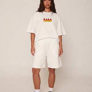 Conjunto de 2 piezas OEM para mujer: Camiseta oversize de hombros caídos y manga corta con pantalones cortos, personalizable con tu marca. - Product Image 4