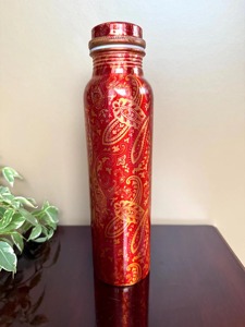 Bouteille en cuivre traditionnelle avec un design gravé élégant, parfaite pour la décoration de la maison, la présentation dans la chambre et les cadeaux festifs. - Product Image 2