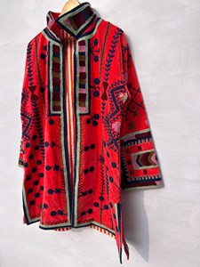 Chaqueta Larga Bohemia Anayra Craft, Roja, Bordada, de Terciopelo Suzani, con Estampado Floral, Cuello Alto, Manga Larga, Forro de Algodón Transpirable - Product Image 3