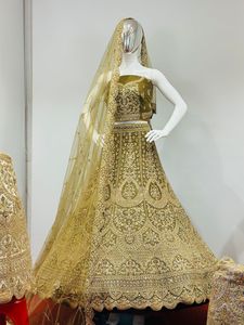 Diseñador Heavy Bridal Velvet Lehanga Choli Full Jarkan Stone Adornado Ropa de boda para adultos para colecciones nupciales - Product Image 4