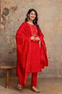 Conjunto de Traje de Algodón Rojo Escarlata de Lujo con Cuello Adornado, Pantalones Rectos y Dupatta a Juego para Mujer - Product Image 2