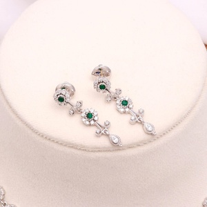 Conjunto de Gargantilla con Piedra Esmeralda Verde para Mujer |   Collar de Diseño Premium con Circonitas Cúbicas |   Joyería de Fiesta Chapada en Oro Blanco - Product Image 4