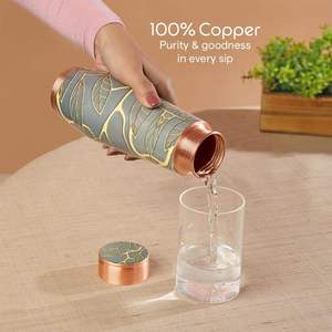 Termo Metálico de Diseño Floral Moderno con Tapa, Botella de Agua Portátil para Viaje, Patrón de Hojas Verdes y Doradas, Detalles en Cobre - Product Image 2