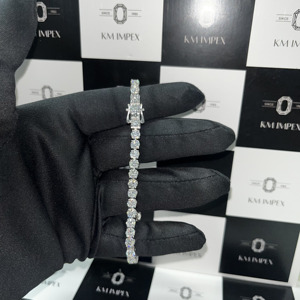 Pulsera de tenis para mujer de plata 925 con baño de rodio, moissanita de corte brillante redondo con engaste de garras, joyería clásica para boda - Product Image 4