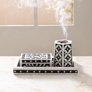 Juego de caja y bandeja para quemador de incienso de madera de pino con incrustaciones negras, hecho a mano en India por ILAHI. - Product Image 2