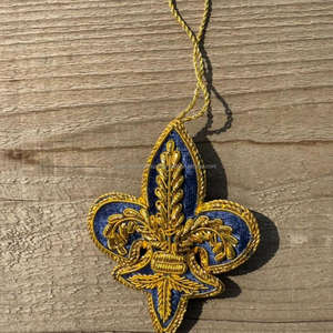 Fleur-de-Lis เครื่องประดับแขวนกำมะหยี่สีน้ำเงินพร้อมปักสีทองตกแต่งผนังหรือต้นไม้แบบดั้งเดิมที่แขวนการออกแบบสัญลักษณ์ฝรั่งเศส - Product Image 1