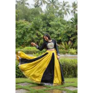 Georgette de imitación tradicional con hilo de lentejuelas pesadas Trabajo bordado Lehenga Choli - Product Image 5