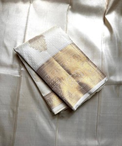 Sari Tradicional Indio de Seda con Borde Dorado para Bodas, Estilo Banarasi para Mujer - Product Image 3