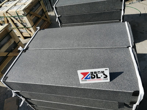 Bordure en pierre de <span class=keywords><strong>granit</strong></span> noir ZJ brossé et flammé, découpé au jet d'eau, pour la décoration extérieure - Product Image 3
