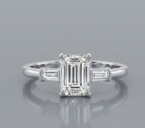 Bague de fiançailles en or jaune 18 carats certifiée IGI, 1,14 carat, couleur E, VVS2, taille émeraude, bague trilogie émeraude 1 carat, bague en diamant de laboratoire - Product Image 3