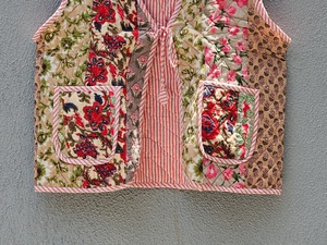 Chaleco acolchado de algodón con patchwork floral hecho a mano, sin mangas, para mujer, estilo vintage bohemio, ropa de verano, regalo para ella. - Product Image 5