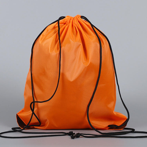 Sacs à dos à cordon personnalisés en polyester imperméable et écologique, avec logo sérigraphié, pour le football et les sports, multicolores - Product Image 1