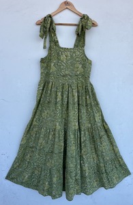 Vestido maxi sin mangas con estampado floral verde y corte en A, con dobladillo escalonado, estilo bohemio, casual de verano, ajuste holgado, con tirantes para atar en los hombros. - Product Image 1