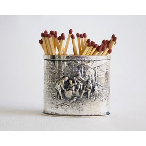 Porta-encendedores de Plata Vintage con Escena en Relieve, Duradero para Uso Doméstico - Product Image 1