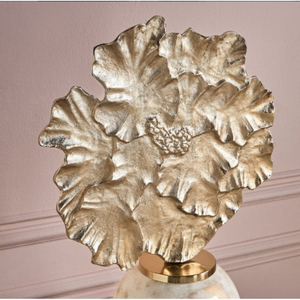Vase sur pied artisanal en ivoire vieilli avec motif floral sculptural en métal doré, décoration sur pied pour salon - Product Image 3