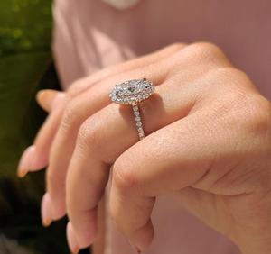 Anillo de Compromiso de Lujo con Halo de Diamantes Moissanite de Corte Ovalado, Banda Pavé de Oro Blanco de 14K, Joyería Fina para Novia - Product Image 5
