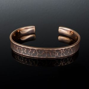 Bracelet manchette enroulé en spirale fait main avec croix chrétienne estampillée, ailes d'ange et texture martelée - Product Image 4