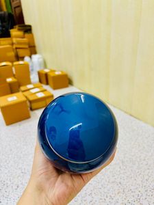 Urne funéraire pour animaux de compagnie Odyssey en laiton de style américain, bleue avec des pattes blanches - Product Image 2
