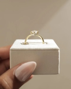 Bague de fiançailles tendance pour femme avec diamant de laboratoire taille marquise certifié IGI, monture en V, solitaire en or 18 carats, à vendre - Product Image 3