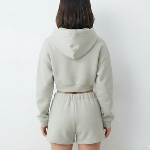 Ensemble 2 pièces OEM pour femme : sweat à capuche et short en molleton gris clair, crop top avec logo imprimé, coupe décontractée, tenue printemps-été - Product Image 2