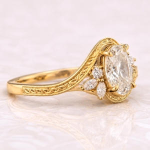 Anillo Art Deco Vintage Hecho a Mano, Anillo de Compromiso con Diamante CVD de Corte Ovalado, Anillo con Grabado a Mano de Hojas, Anillo Bypass de Oro Amarillo de 18K - Product Image 3
