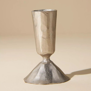 Par de candelabros de oro y plata martillados con bases de pedestal texturizadas de forma redonda para decoración del hogar y bodas. - Product Image 3