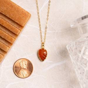 Pendentif en pierre précieuse feuille de cornaline fait main, serti vintage multi-plaqué or, chaîne en or rempli 14K, bijou délicat et raffiné pour elle - Product Image 1