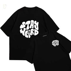 เสื้อยืดคอกลมแขนสั้นสีดำสำหรับผู้ชาย ผ้าฝ้ายเจอร์ซีย์ทรงโอเวอร์ไซส์ พิมพ์ลาย Stay Weird สไตล์ลำลอง - Product Image 1