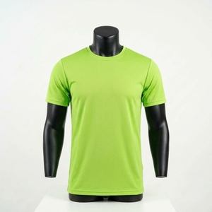 Camiseta deportiva ajustada de poliéster y spandex transpirable para hombre, ideal para correr y hacer ejercicio en el gimnasio. - Product Image 4