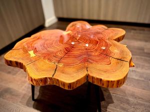 Mesa de centro de madera epoxi Golden Bloom con diseño de anillo de árbol Sunburst y borde natural, mesa de centro de cedro con diseño de flor de cedro y pétalos dorados - Product Image 1