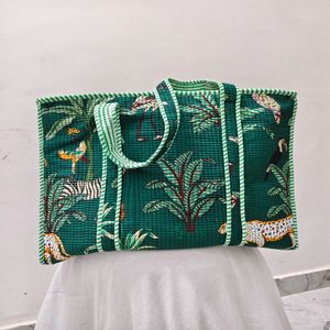 Bolso Tote de Algodón con Estampado Floral Bohemio, Hecho a Mano, Acolchado, con Cierre Abierto - Product Image 6