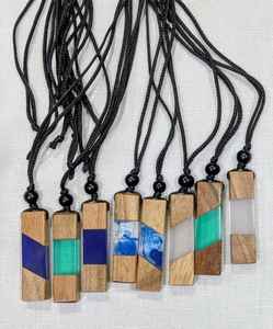 Collier pendentif rectangulaire en résine époxy et bois fait main, finition mate, bleu océan, multicolore, tendance, unisexe, pour cadeau ou usage quotidien - Product Image 5