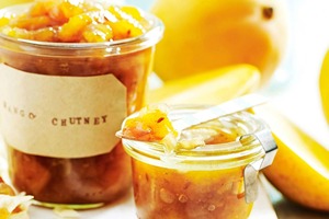 La chutney de mangue est un condiment savoureux à base de mangues mûres, mélangé avec du sucre, du vinaigre et des épices aromatiques comme le gingembre. - Product Image 4