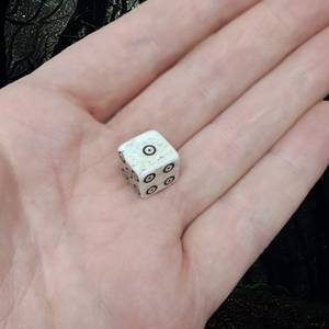 ชุดลูกเต๋าทำมือจากกระดูกธรรมชาติขนาดกลาง พร้อมจุดและวงแหวนสำหรับทำเครื่องหมาย - Product Image 3